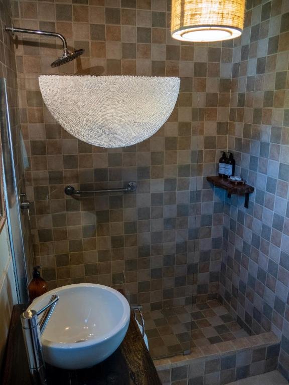 Antebaño dentro de una cabaña