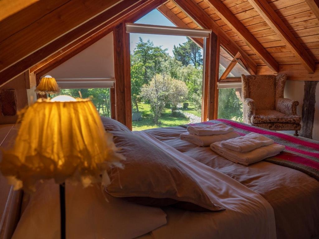 Dormitorio luminoso con vista al jardín